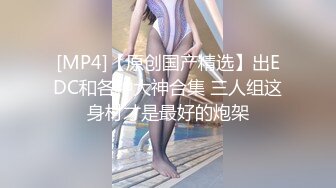 《极品CP魔手外购》牛逼坑神专搞气质小姐姐某美女如云场所女公厕全景偸拍数位靓妹方便逼脸同框有极品 (3)