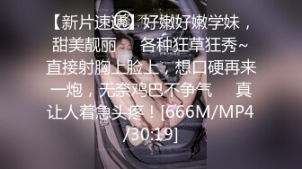 小胖男的性福女友：躲啥呀，舌头交织，香吻浓密。  可爱女仆：蹭一下再进来。