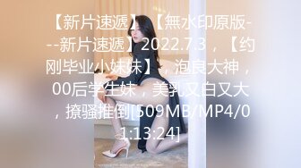 全景厕拍白净的邻家小美女还四处观望高清版