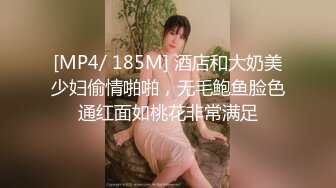 陪渣男逛商場的齊逼黑裙花丁字內大奶子騷女