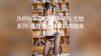 [MP4/2.9GB]綠帽大神找單男壹起操粉嫩小女友玩3P❤️小女友露臉了